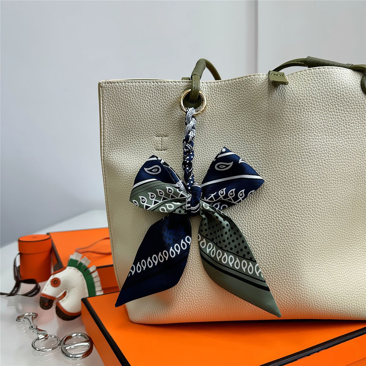 Elegante Ciondolo per Borsa a  - Women'S Ysl Fashion recensione e prezzo